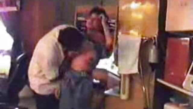 ふしだらな女は壁の穴を通して吸うとファックする 女性 av ビデオ