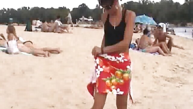 スウィンガーズは、異なる位置に女の子を称賛します。 女 裸 sex 動画