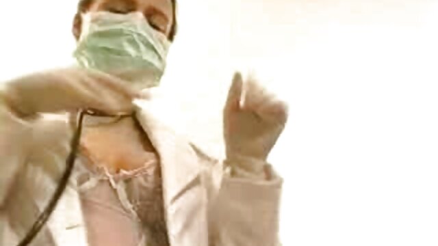 大きなお尻を持つ成熟した女性は、片手でそれを好きです 女性 専用 アダルト 画像