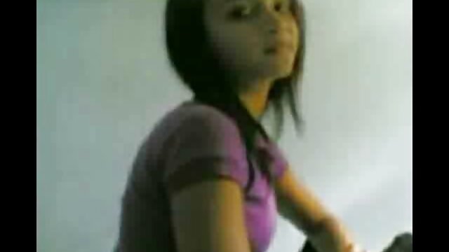 ニコールは彼女のショートパンツを脱いで、彼女の膣を叩き始めた。 女の子 セックス 動画