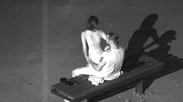 女の子は彼女のハイヒールを解放し、靴下で彼女の足を示しています。 無料 女性 用 エロ 動画