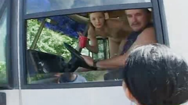 テントの中で灼熱のセックスに従事する同僚と軍の女の子 アダルト 女子 動画