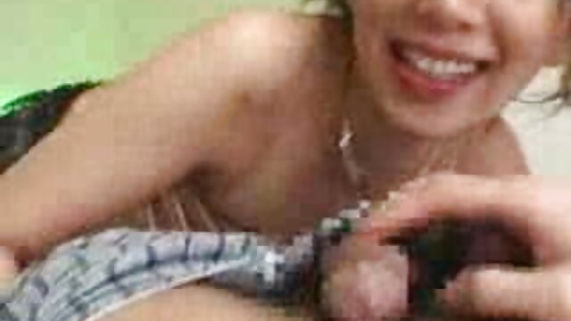 熟女と彼のコックによって誘惑された若い男 女 裸 動画 無料