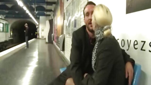 美しさは彼女の膣と新しいディルドをテストしています。 レズビアン 動画 無料