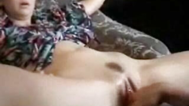 赤毛の獣は喜んで膣を成長させるのが好きです。 動画 エロ 女子