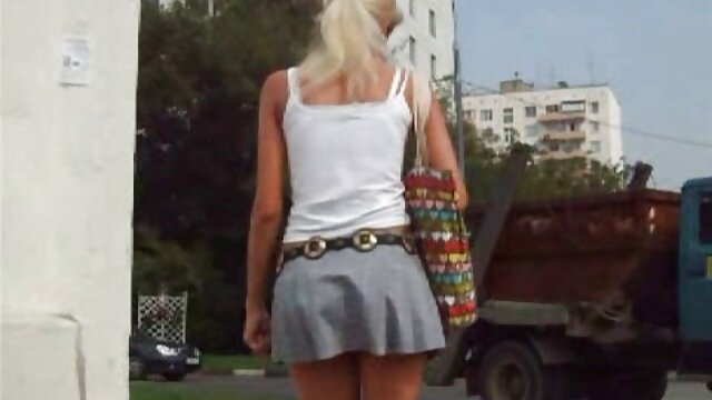 彼氏は楽しんでいるときに女の子は彼のディックを吸う右の通りに イク 女性 動画
