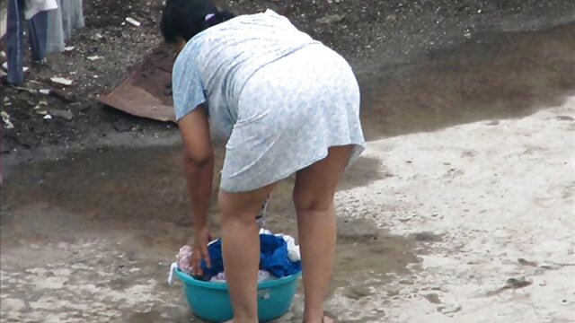 美しい胸を持つ女性は、奴隷に足を舐めるよう命じた。 無料 女性 専用 アダルト