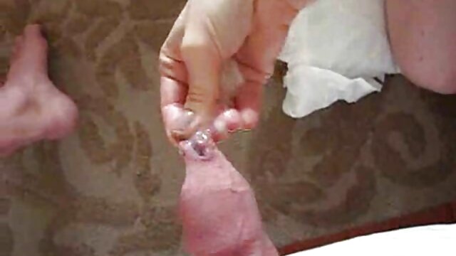 かわいい女の子は彼と一緒にベッドに行くために男を招待します。 女性 用 アダルト 動画 無料