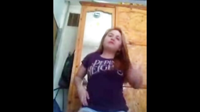 赤毛のふしだらな女は車の中でコックを吸う。 動画 av 女性