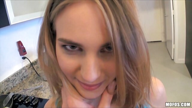 おさげを持つロシアの女の子は、通りを撫でて男を叩いています。 乳房 愛撫 動画