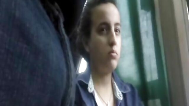 レズビアンは彼女のガールフレンドを結びつけ、様々なデバイスで彼女の猫に彼女の指を刺す。 女 裸 動画 無料