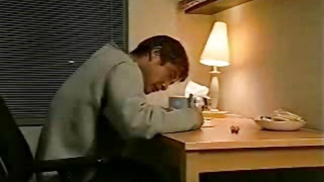 男はソファの上に高いブーツを着た母親を持っていた。 エロ レディコミ