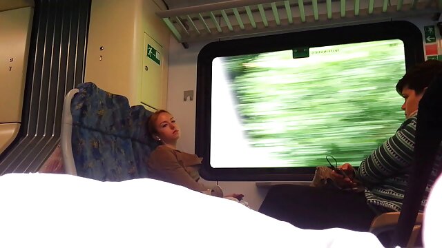 夫は夫がベッドの中で恋人と一緒に妻の上で浮気を見ています。 動画 女性 えろ